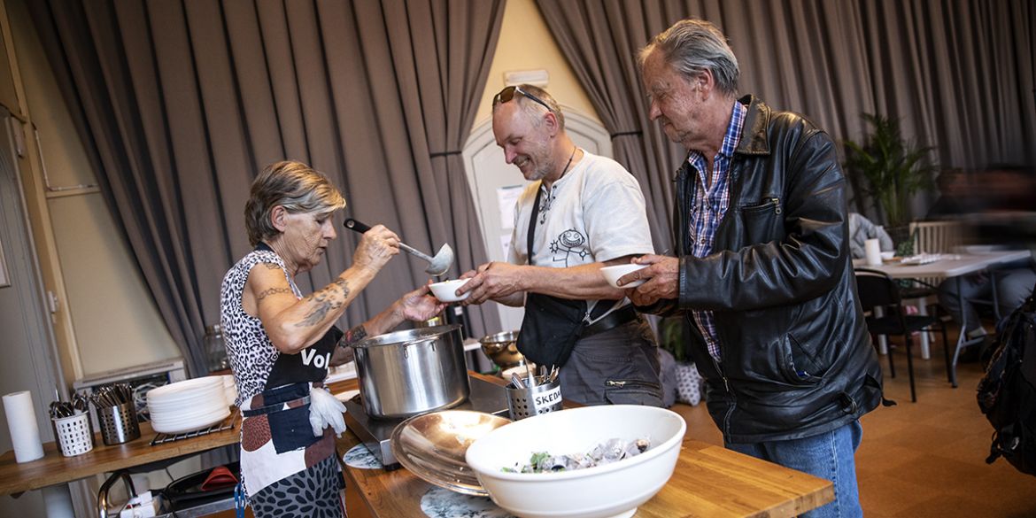 Middagsgemenskap i St Paul. Foto: Anna Z Ek Män serveras mat av kvinna.