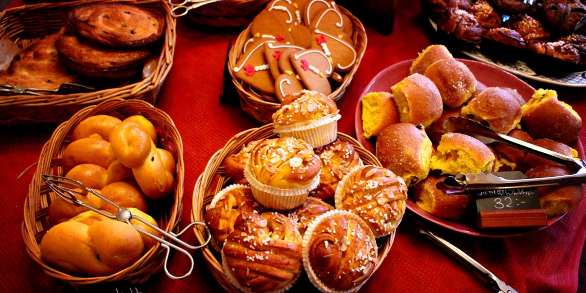 Julservering med mycket kakor och bullar