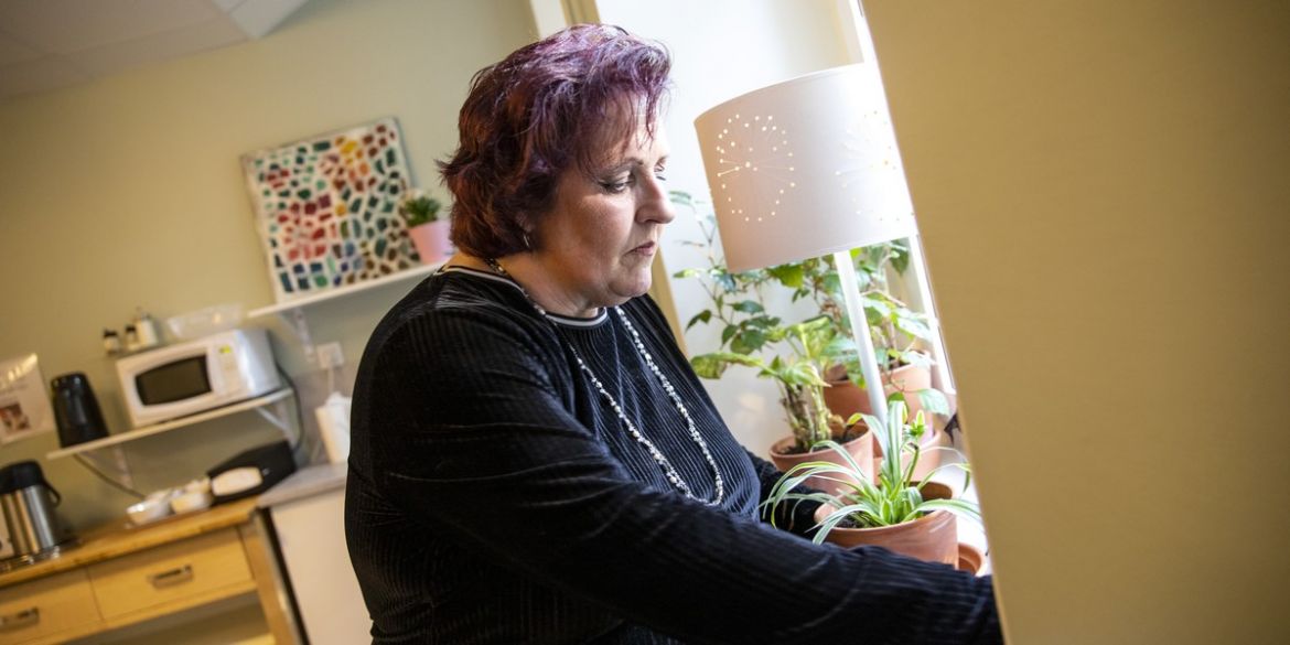 Maria pysslar med en blomma