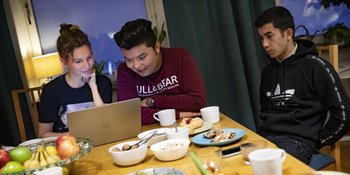 Volontären Emelie hjälper till med läxorna. Volontären Emelie hjälper ungdomar med läxorna.