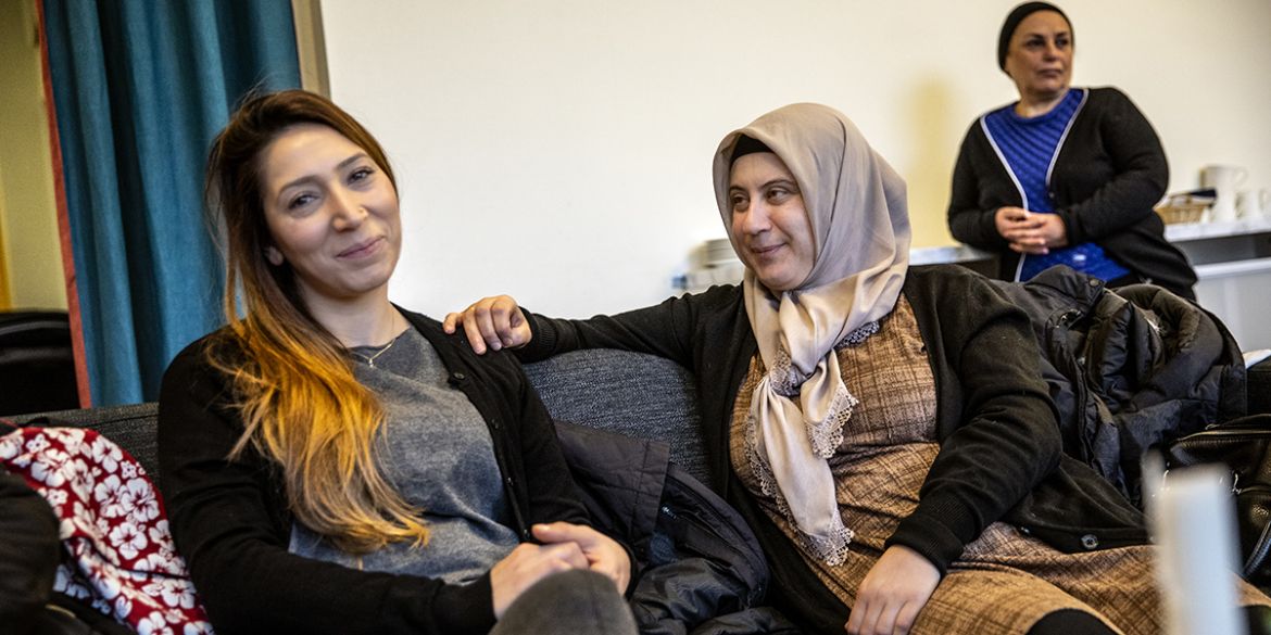 Två kvinnor sitter i en soffa och pratar på Källan i Fisksätra