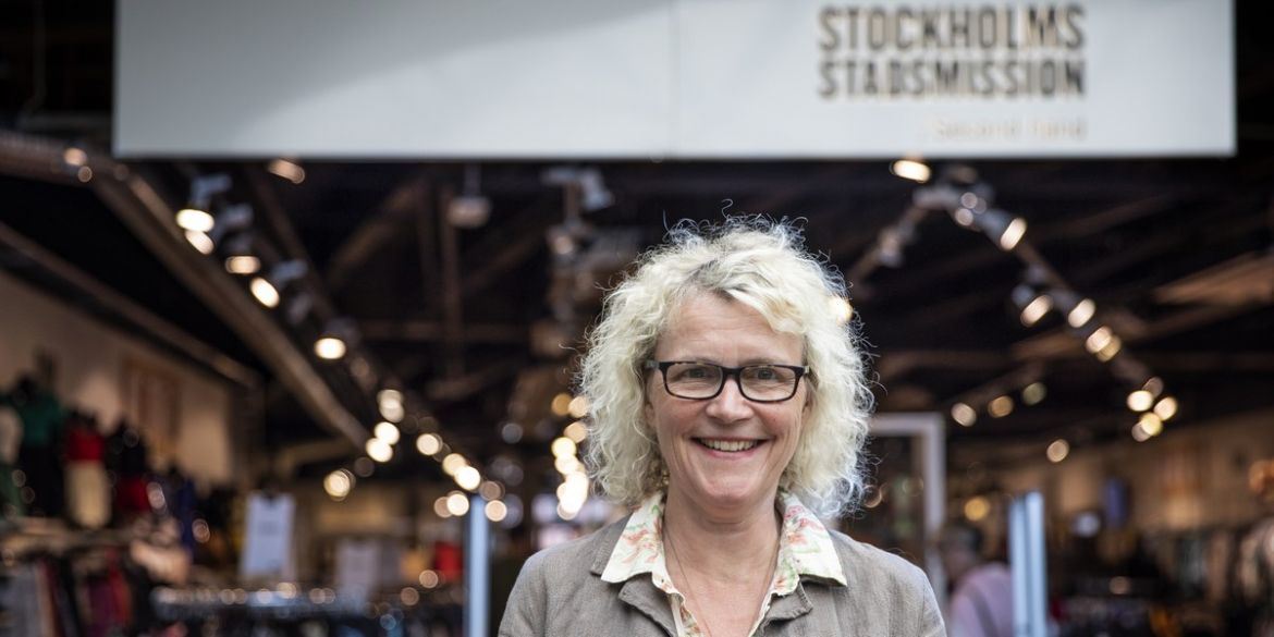 Lise-Lotte Ryhnell ler mot kameran utanför en second hand-butik
