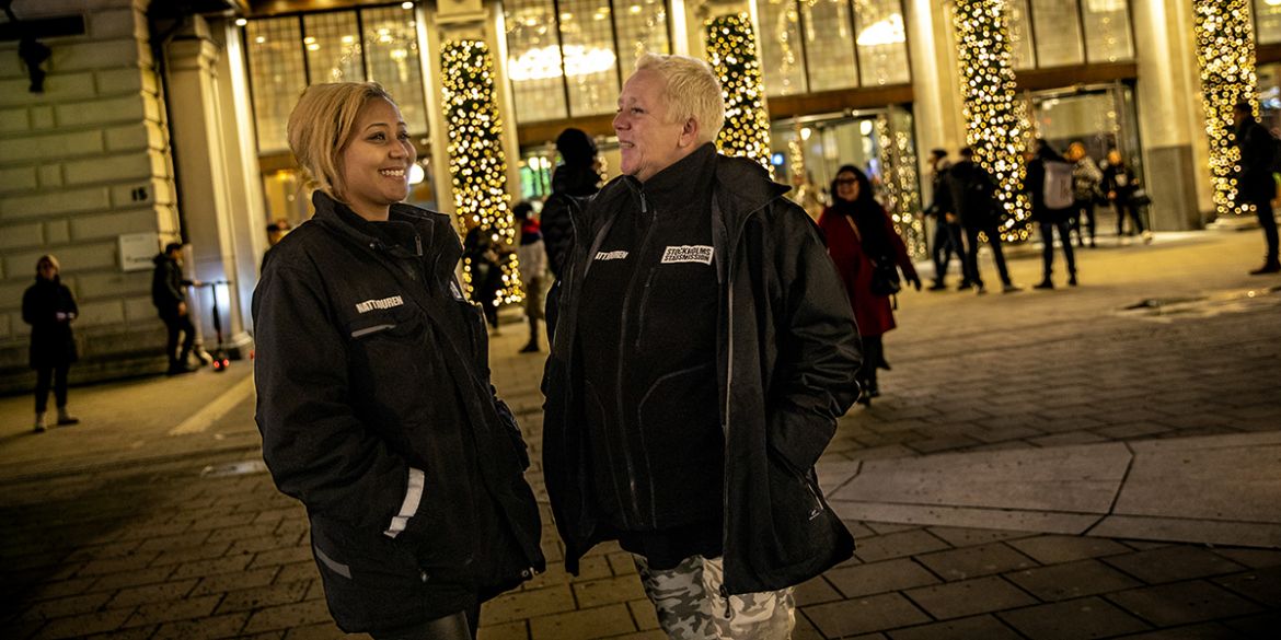 Nattjouren som är ute på stan på natten.