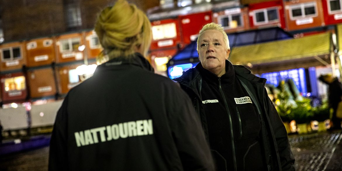 Nattjouren som är ute på stan på natten.