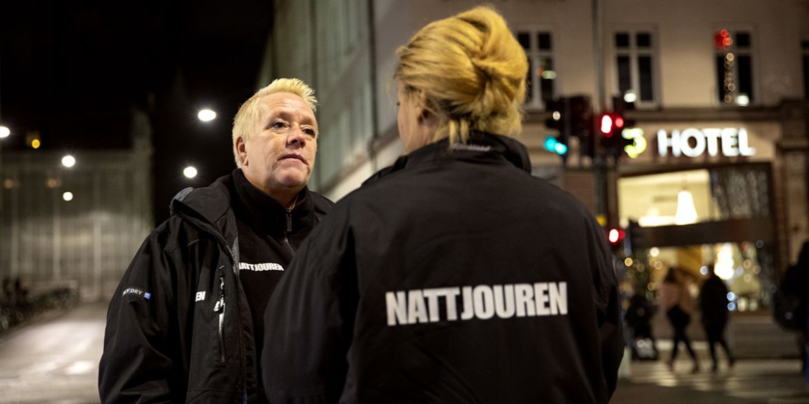 Nattjouren som är ute på stan på natten.