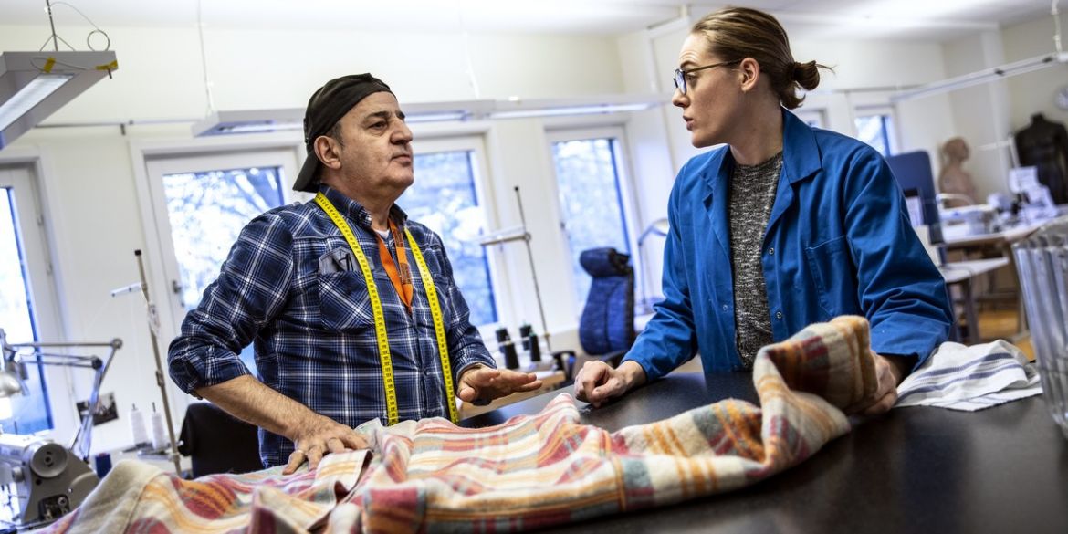 Två personer jobbar på Remakes syateljé i Farsta.