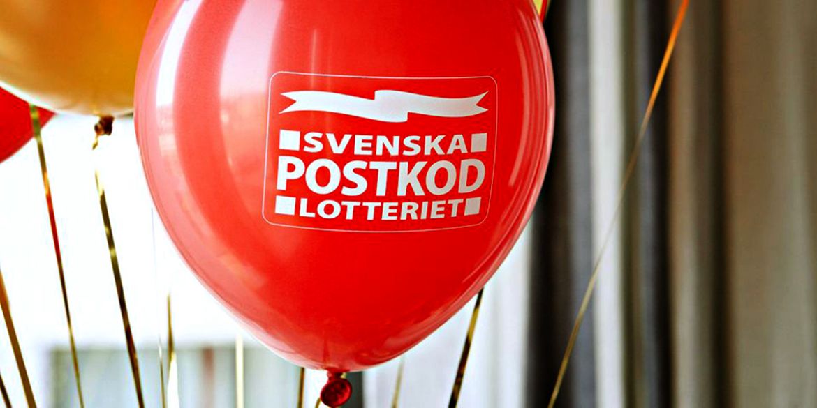 Röda ballonger med tryck om Postkodlotteriet.