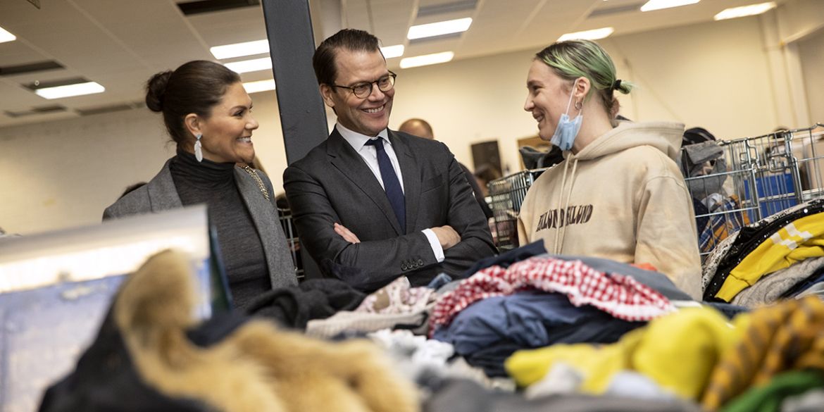 Kronprinsessan Victoria och prins Daniel tillsammans med Johanna som visar vad hon gör i centrallagret i Sätra.