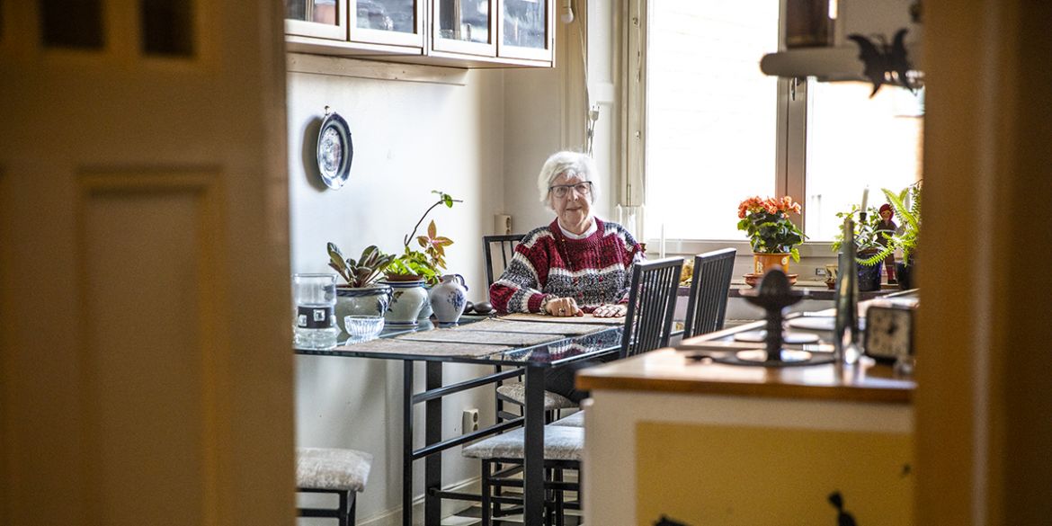 Ensam dam sitter i sin lägenhet isolerad på grund av covid-19.