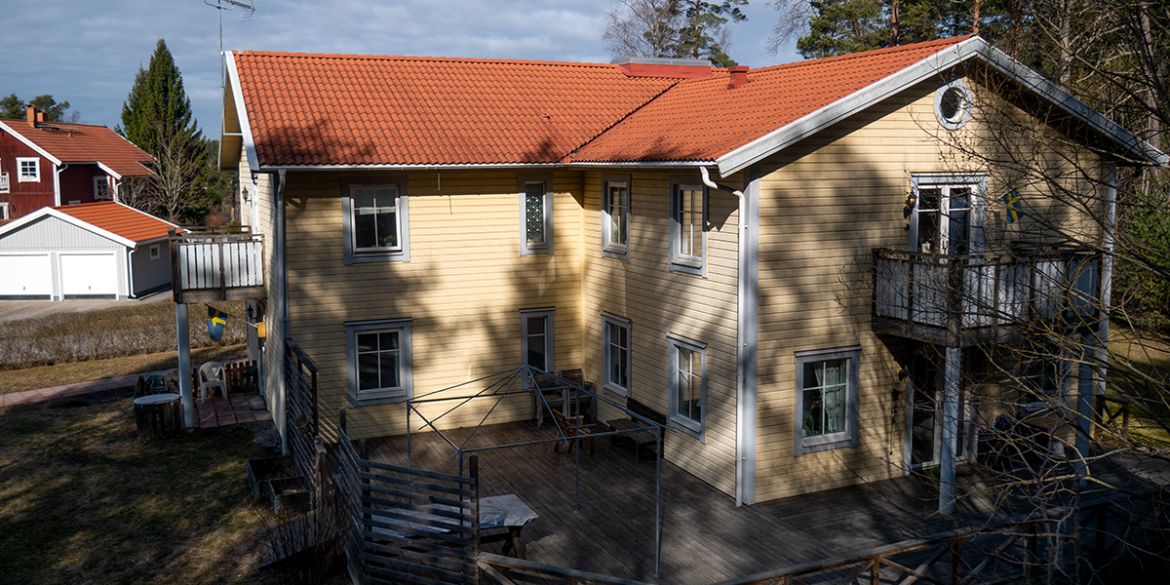  LSS-boendet Lunden i Täby. En gruppbostad för personkrets 1 i en gul villa med lummig trädgård.