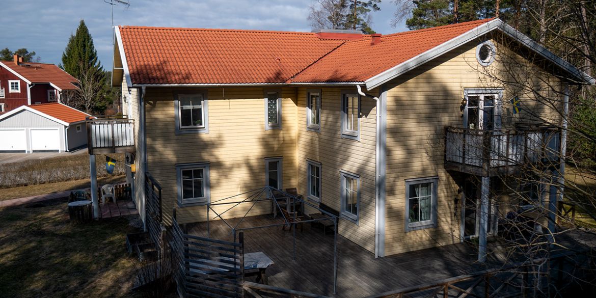 LSS-boendet Lunden i Täby. En gruppbostad för personkrets 1 i en gul villa med lummig trädgård.