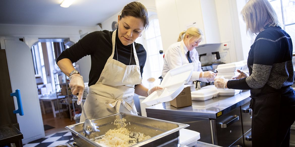 Kronprinsessan Victoria hjälpte till att göra matlådor på St Paul. Här portionerar hon mat i matlådor.