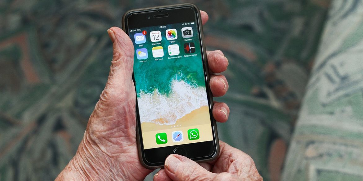 Samtalsgrupp för äldre via telefoner