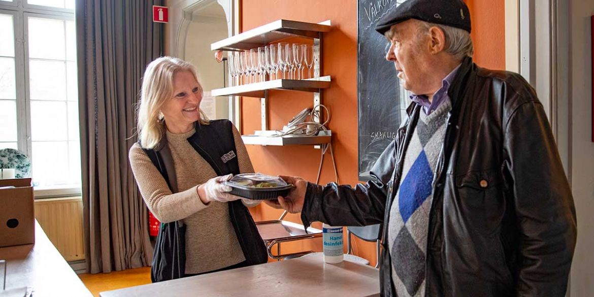 En man hämtar en matlåda