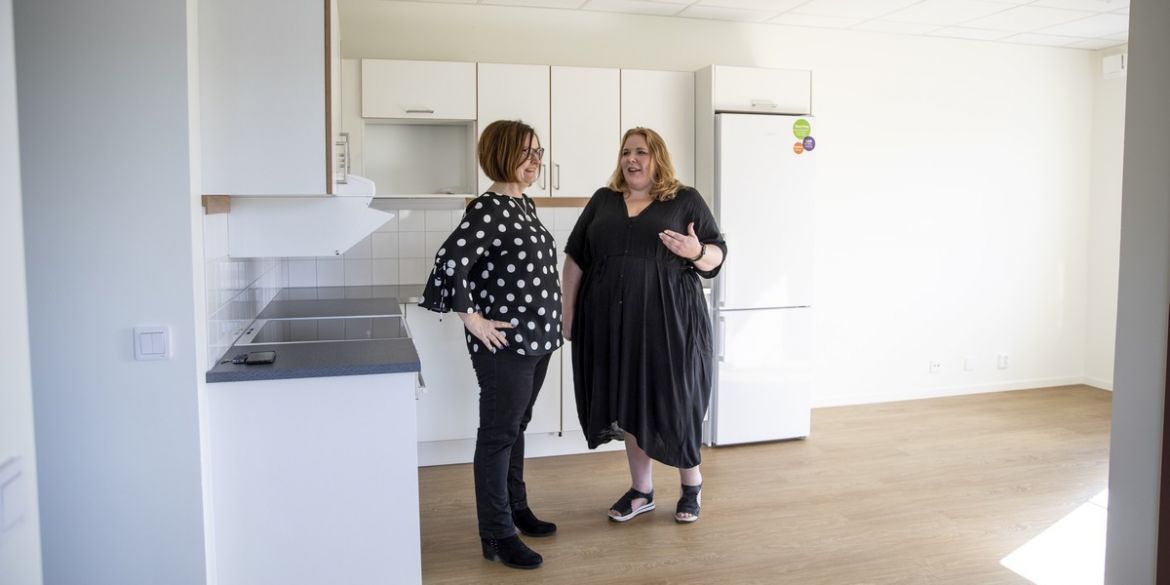 Stockholms Stadsmission öppnar ett nytt LSS-boende i Vallentuna. Enhetschefen Lisa Bergström pratar med Erika Björkholm, Stockholms Stadsmission.