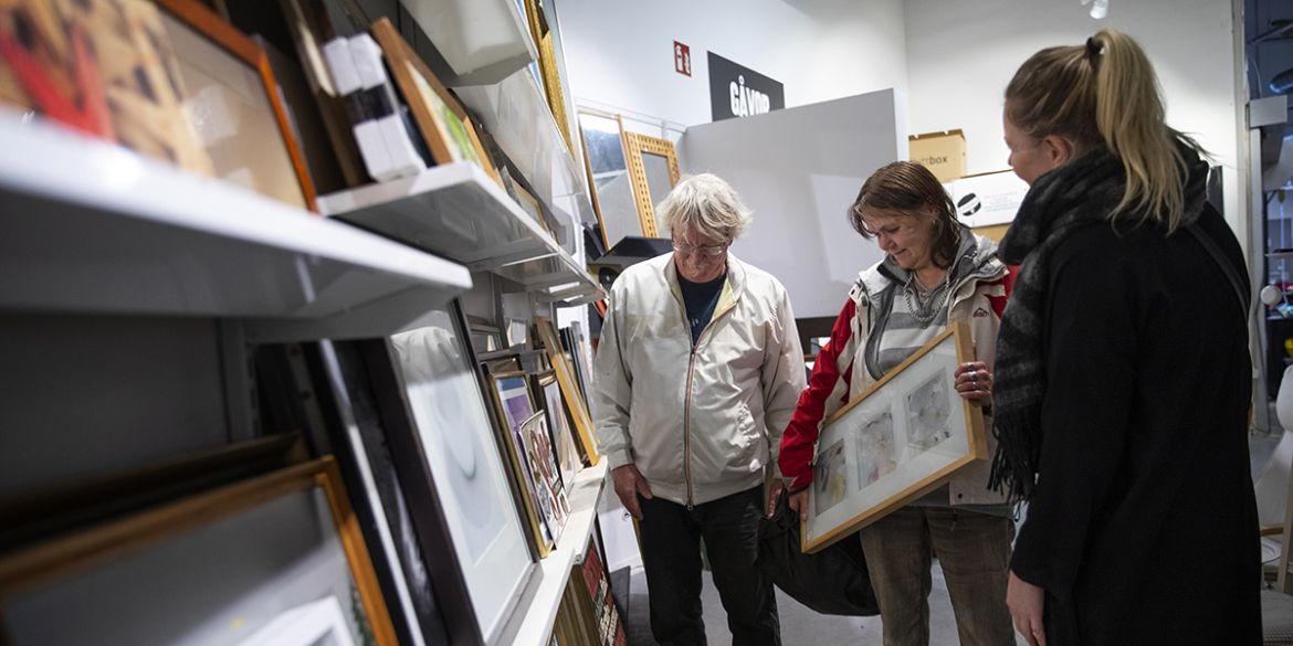 Sussie och Peter handlar prylar till sitt nya hem de fått genom Stockholms Stadsmissions Bostad Först. De handlar tillsammans med coachen Linn. De står i en second hand-butik