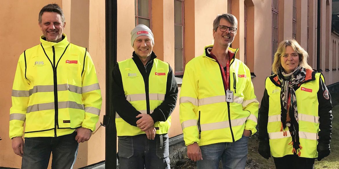 M3 Byggledning Fyra personer i varselkläder tittar in i kameran