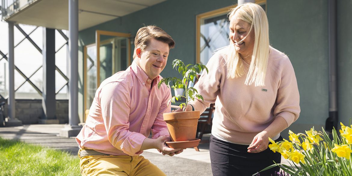 Personer utanför LSS-boende Björknäs i Nacka.