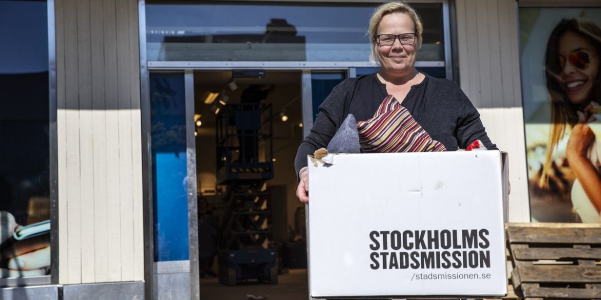 Ny butik i Märsta centrum. Butikschef Kristina Milkovic bär in grejer till den nya butiken.