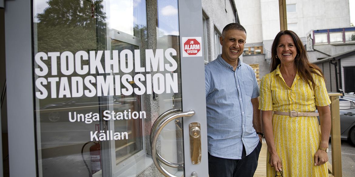 Enhetscheferna för Källan och Unga Station i Husby står utanför lokalerna.