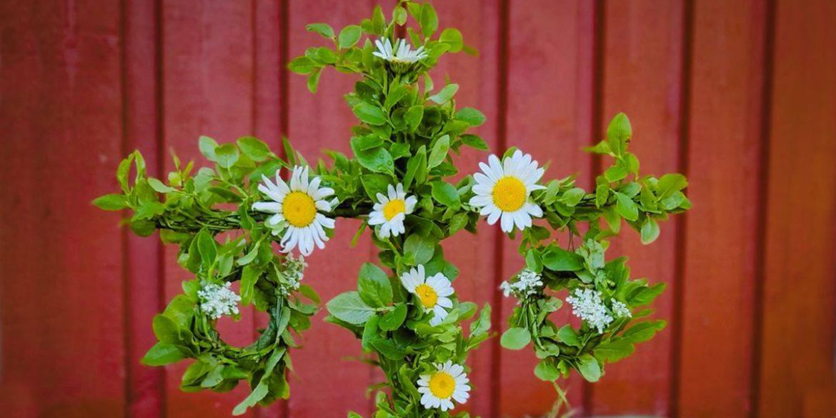 Genrebild på liten midsommarstång