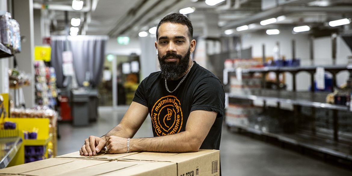 Nezam jobbar som yrkescoach på Matmissionen.