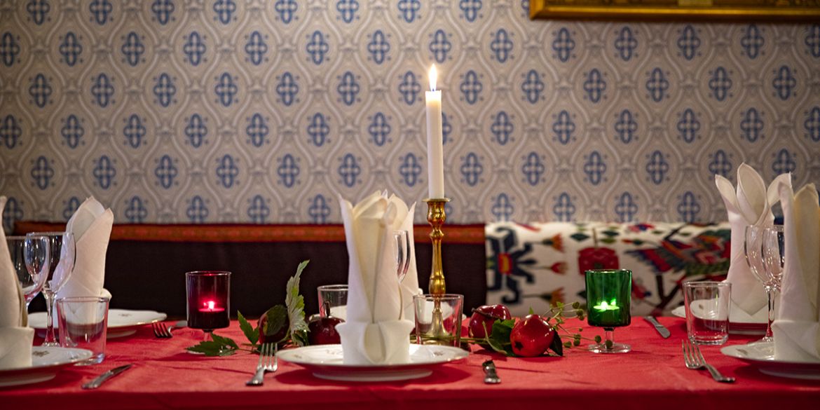 Bord uppdukat till julmiddag.