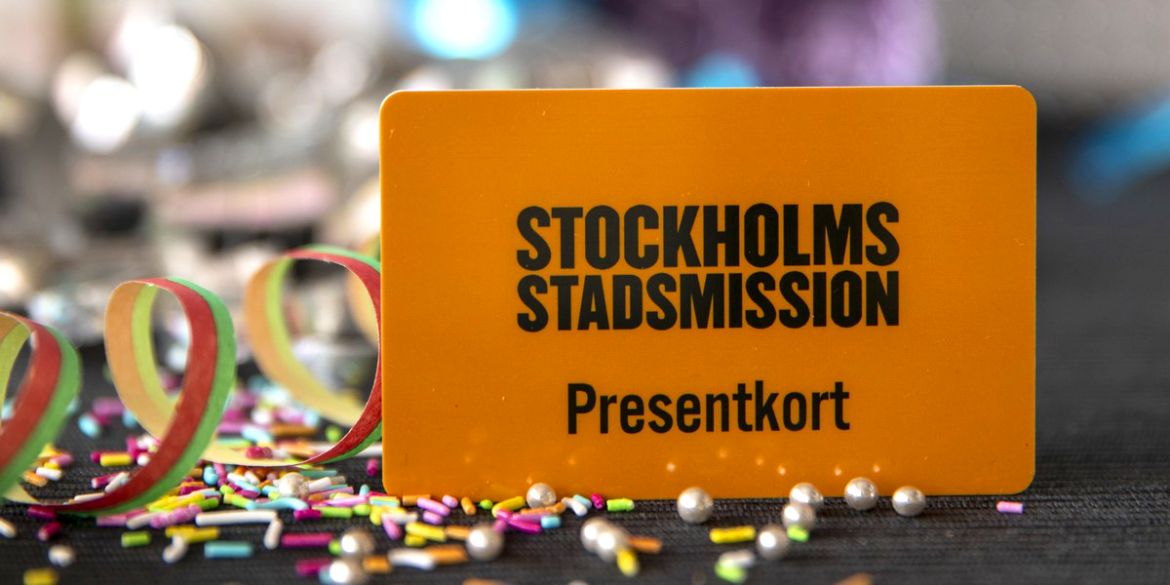 Presentkort från Stockholms Stadsmission bland serpentiner.