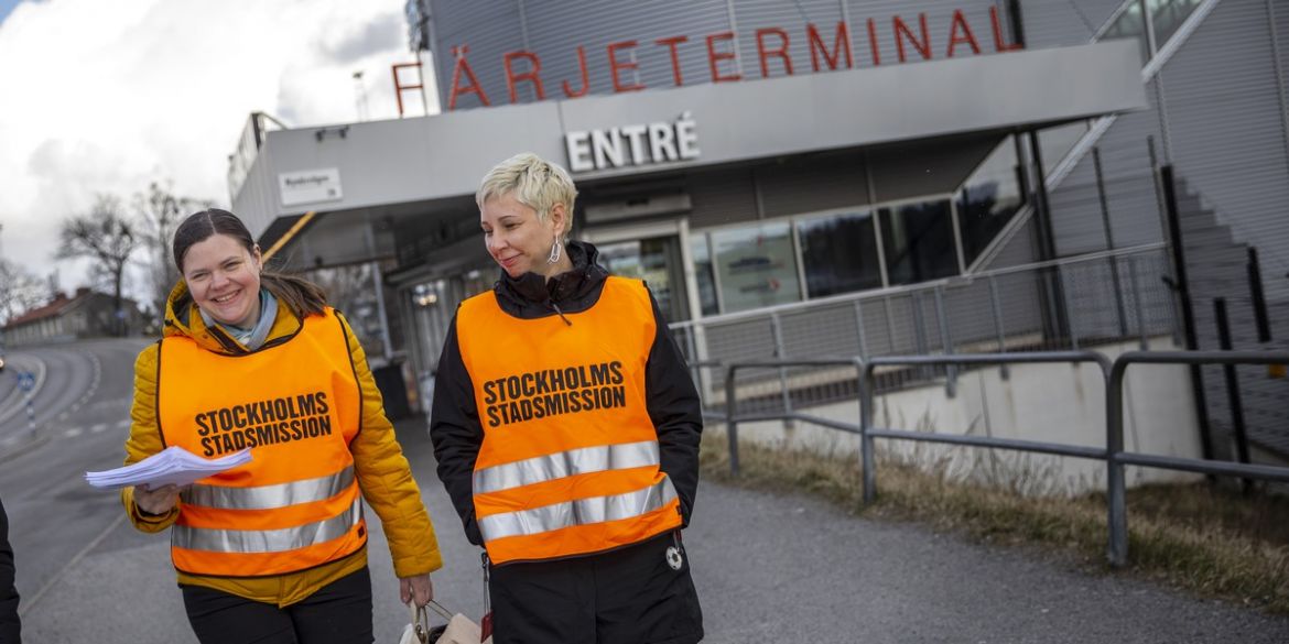 Anna och Irina går utanför färjeterminalen i Nynäshamn. Foto: Anna Z Ek