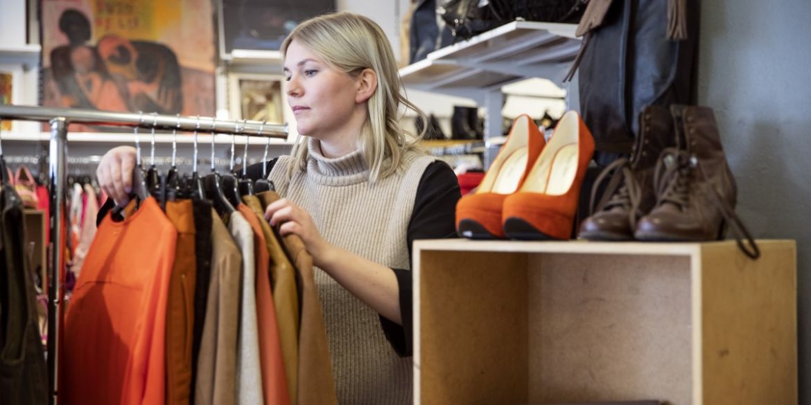 Foto: Anna Z Ek Kvinna i second han-butik.