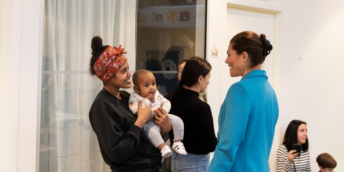 Kronprinsessan Victoria pratar med en mamma på Unga Station i Husby.