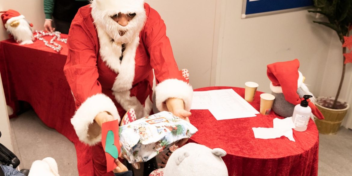 Julfirande på Unga Station i Tensta. Jultomten delar ut julklappar till barnen på Unga Station i Tensta.