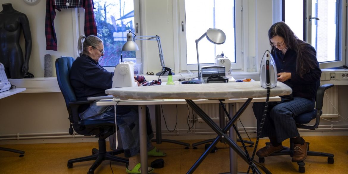 Två kvinnor jobbar i Remakes syateljé. Två kvinnor jobbar i Remakes syateljé.