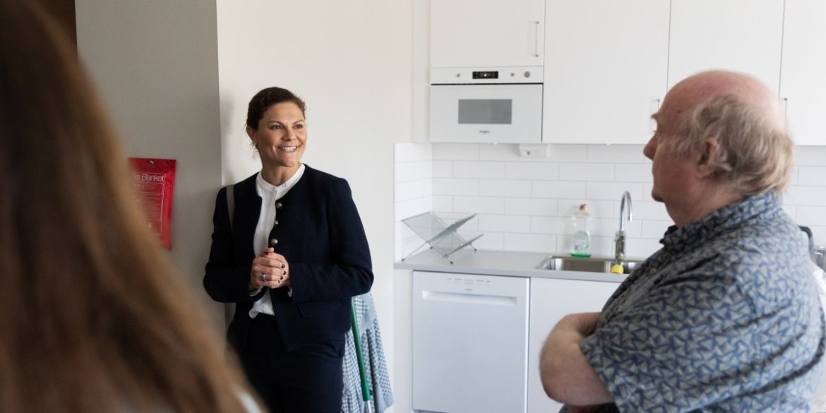 Kronprinsessan Victoria pratar med en hyresgäst på delningsboendet i Vega. Kronprinsessan Victoria pratar med en hyresgäst när hon besöker Stockholms Stadsmissions delningsboende i Vega.