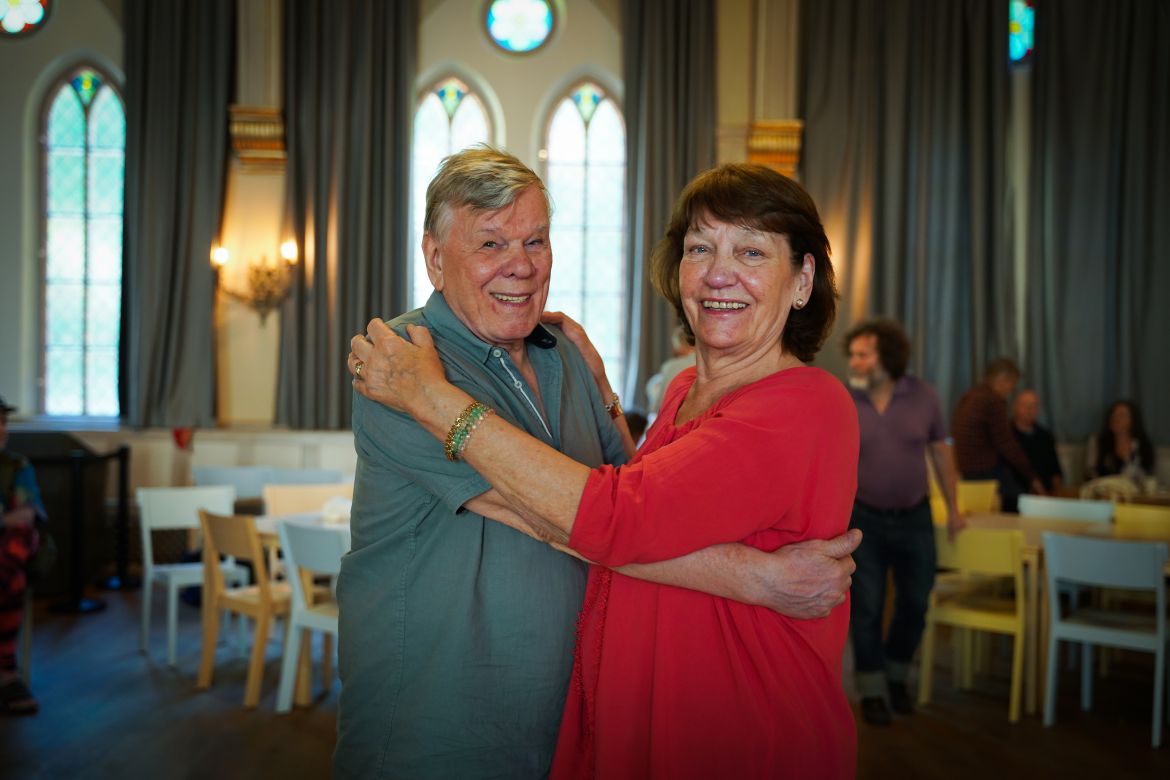 Engagerade besökare leder danskurs Lasse och Margaretha