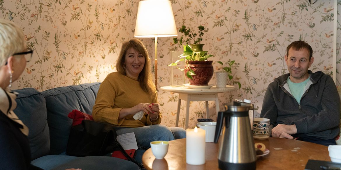Hanna och Vasyl med Irina på Stockholms Stadsmissions mötesplats på söder. Hanna och Vasyl tillsammans med ombudet Irina på Stockholms Stadsmissions mötesplats på söder.