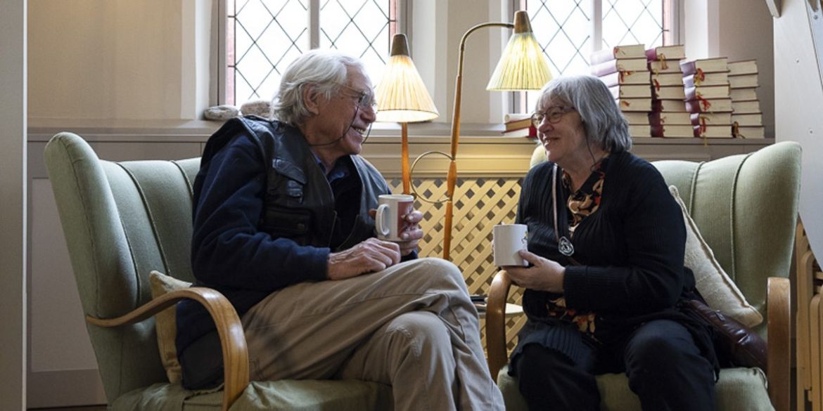 Guy och Agneta samtalar på Stockholms Stadsmissions mötesplats Mariatorget. Guy och Agneta samtalar på mötesplats Mariatorget.