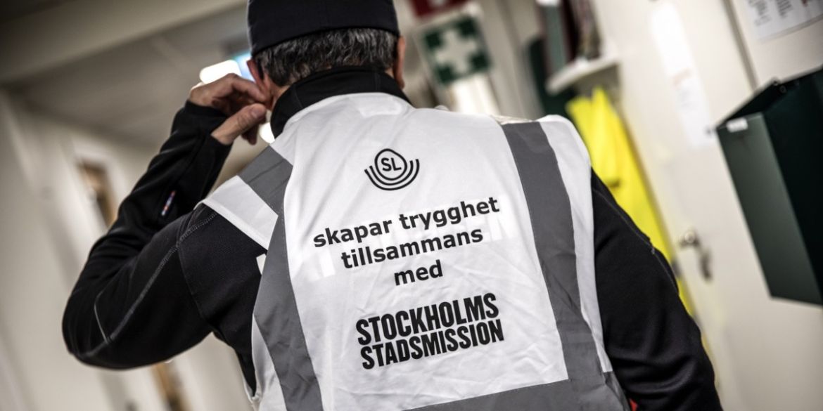 En medarbetare på Stockholms Stadsmissions Uppsökarteam under natten.