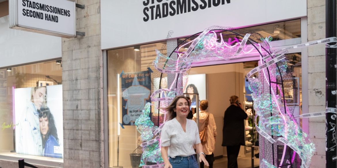 Bild på Dianna Hylan, områdeschef Återbruk och Sälj, utan för second hand-butiken på Hornsgatan.