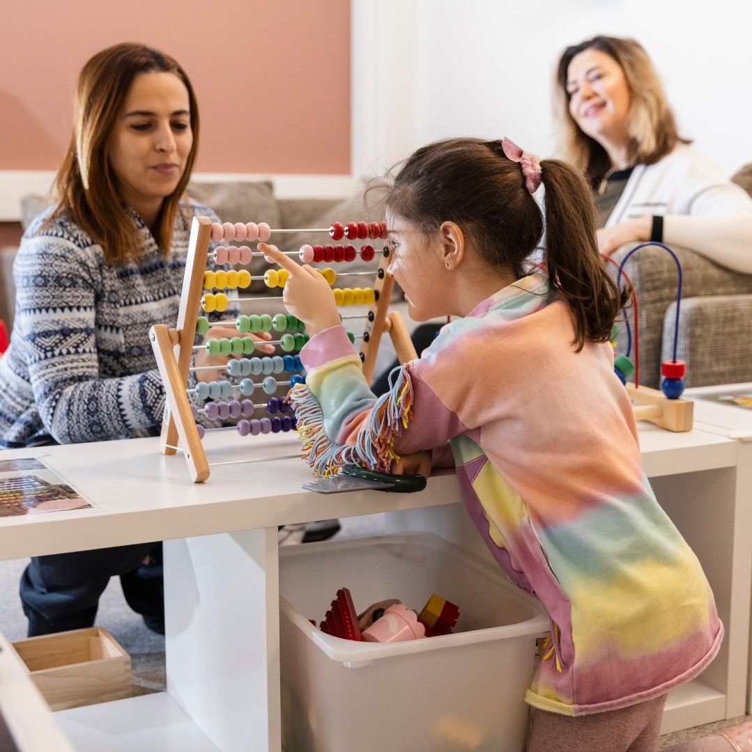 En deltagare tillsammans med sin dotter på en av Stockholms Stadsmissions mötesplats i Hässelby.