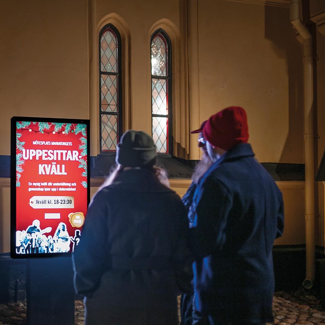 Bild på besökare utanför Stockholms Stadsmissions mötesplats Mariatorget.