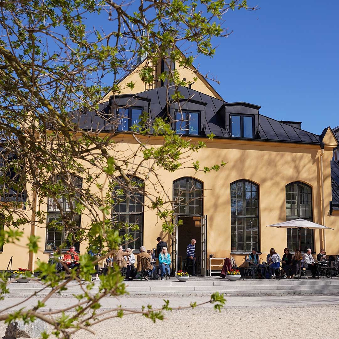 Uteservering på Stockholms Stadsmissions mötesplats vid Mariatorget.