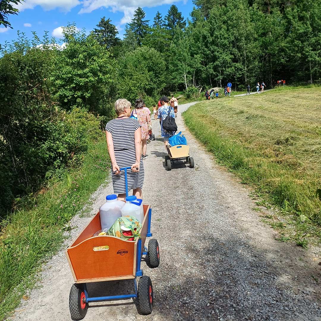 Medarbetare och deltagare på väg till stranden på Mötesplats Stenfasta.