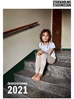 Framsidan på Årsredovisningen 2021. En flicka sitter i en trappa.
