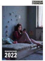 Framsidan på Årsredovisningen 2022. En flicka sitter i en säng med en mobil i handen..