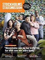 Framsidan på Stockholms Stadsmissions tidning. Elvira tillsammans med personalen på mötesplatsen i Vårberg.