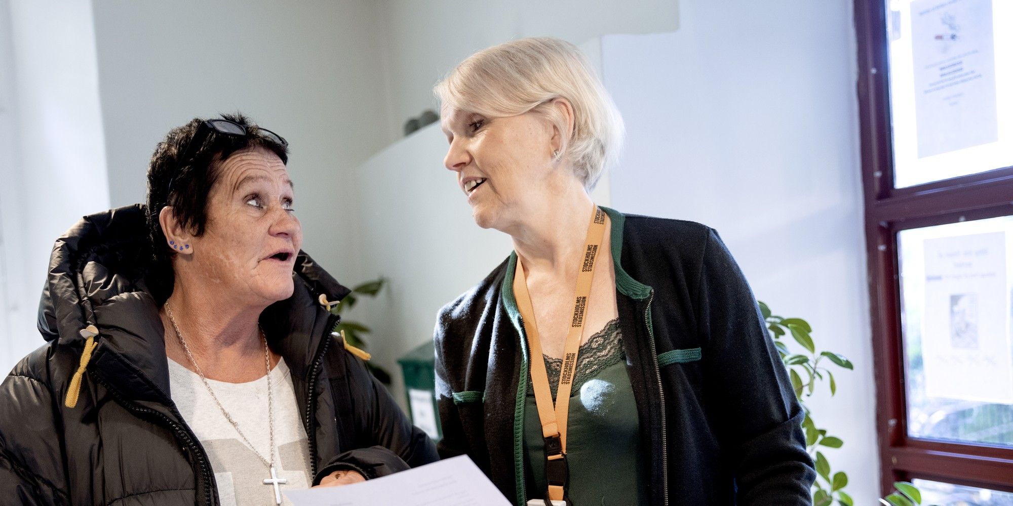 Två personer samtalar