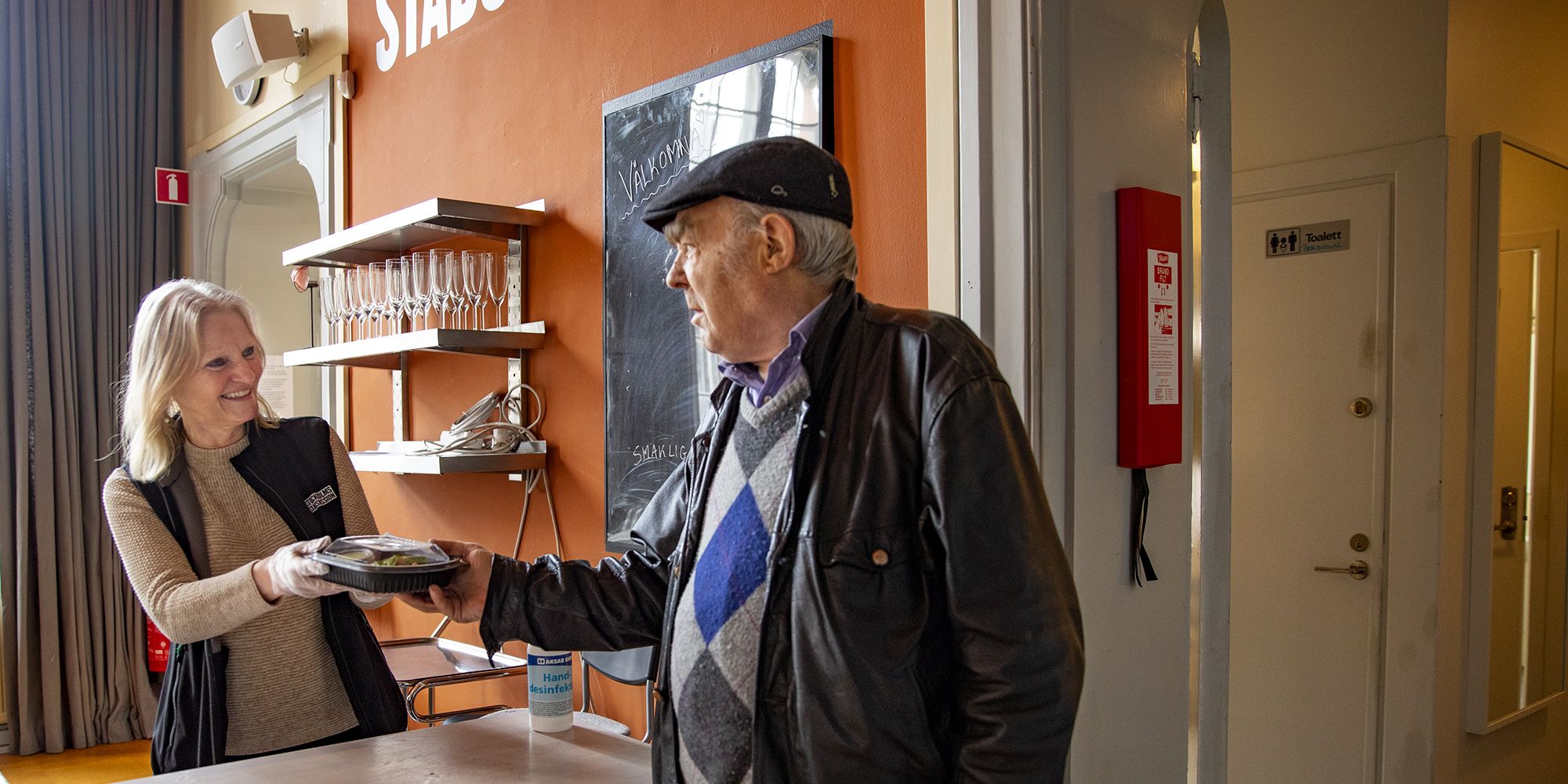 Matlådor delas ut till deltagare i St Paul.