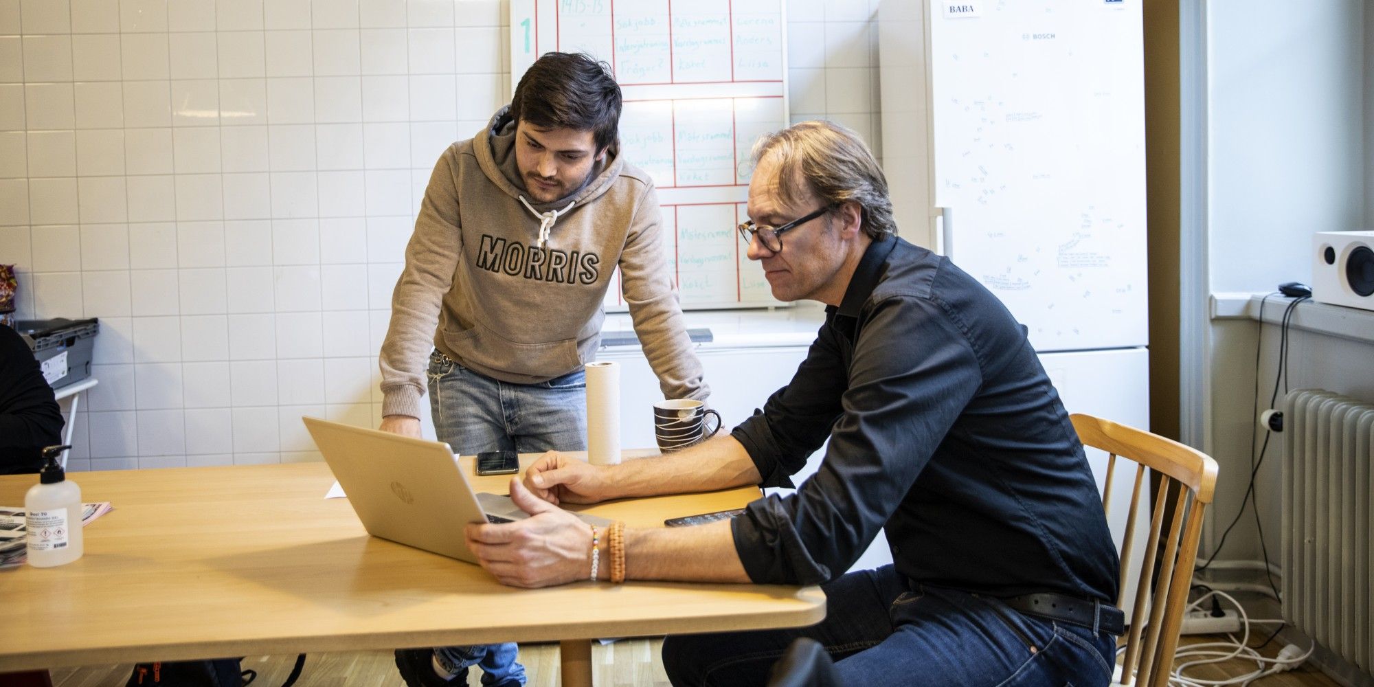 Handledare och deltagare pratar under ett handledarsamtal på Stockholms Stadsmission.
