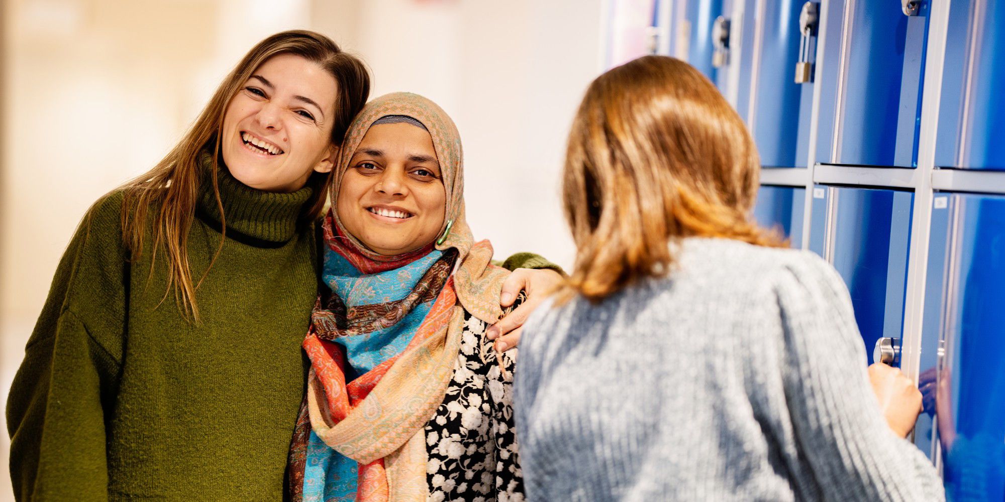 Deltagare bredvid skåp på Stockholms Stadsmissions Folkhögskola.